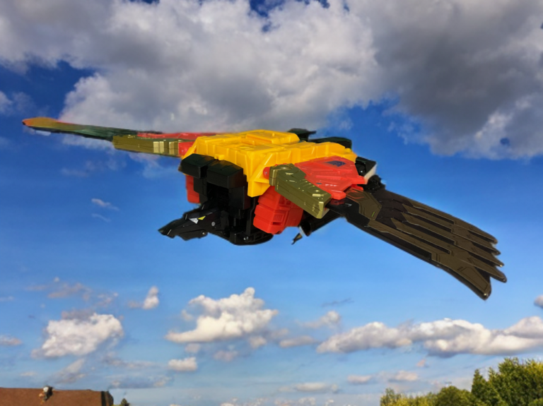 Power of the Primes Divebomb in Form eines Adlers mit beweglichen Krallen und an den Flügeln montierten Blastern.