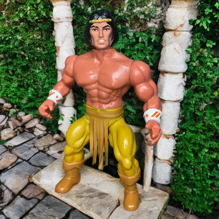 Figurine vintage Remco Arak accroupie dans un épais feuillage vert de la jungle, prête à l'action avec sa hache à deux lames, évoquant l'aventure dans un monde perdu dans un environnement naturel.