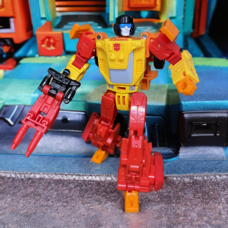 Sureshot segurando Spoilsport como um blaster de cano duplo em pose de mira.