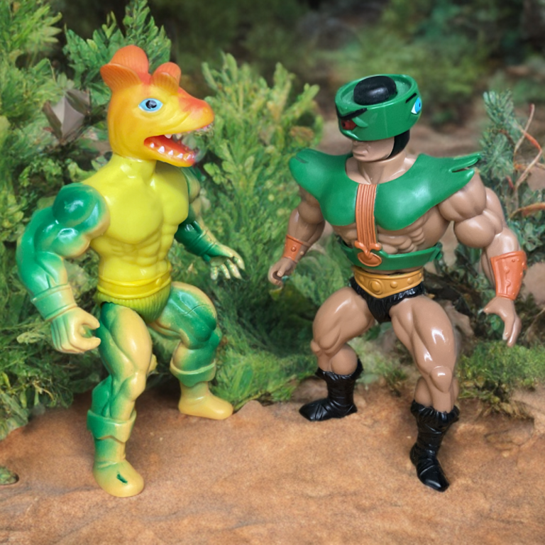Foto comparativa de uma figura do Monstro Guerreiro ao lado de um Tri-Klops de Masters of the Universe.