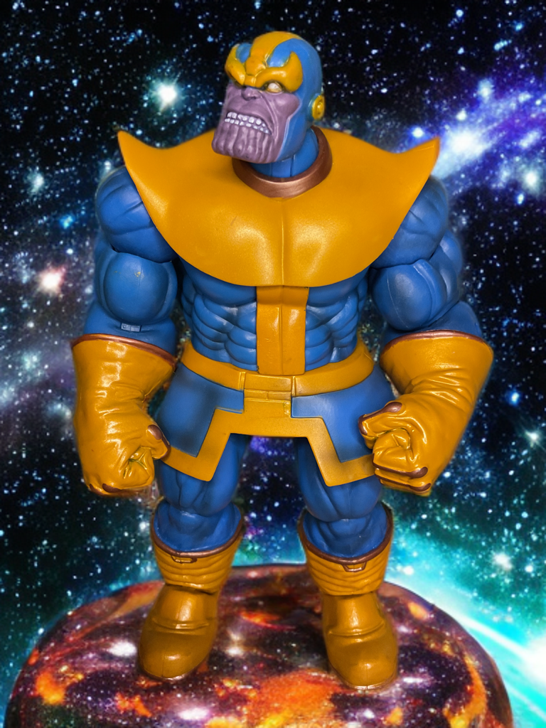 Figurine Marvel Select Thanos, mettant en valeur sa carrure massive violette, son armure dorée détaillée, son expression sinistre et son gantelet de l'infini pour une présence imposante et menaçante pour la galaxie.