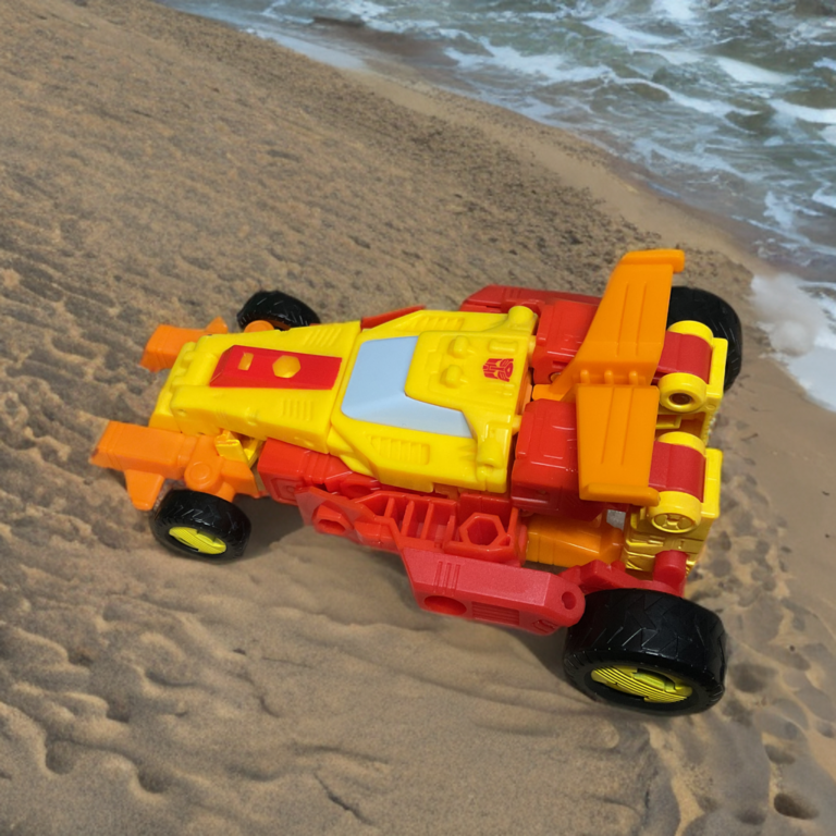 O Transformers Sureshot se transformou em um veículo amarelo off-road do tipo dune buggy com pneus grandes e detalhes em vermelho.