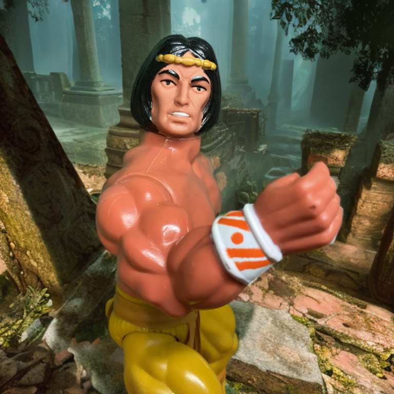 Figurine vintage Remco Arak en position victorieuse, hache levée, dans un temple crépusculaire en décomposition, capturant l'essence guerrière tonitruante à l'extérieur.