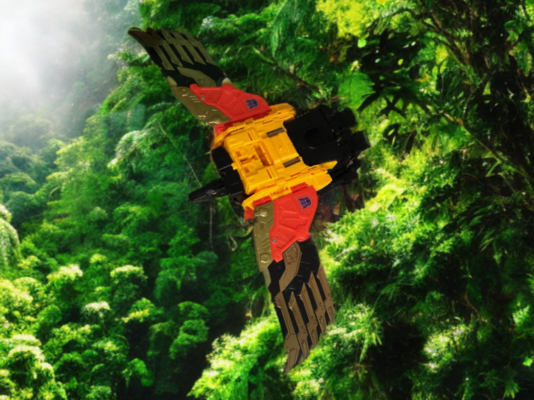 Transformers Power of the Primes Divebomb Eagle Beast Mode Flügel voll ausgebreitet, schwebende Silhouette eingefangen.