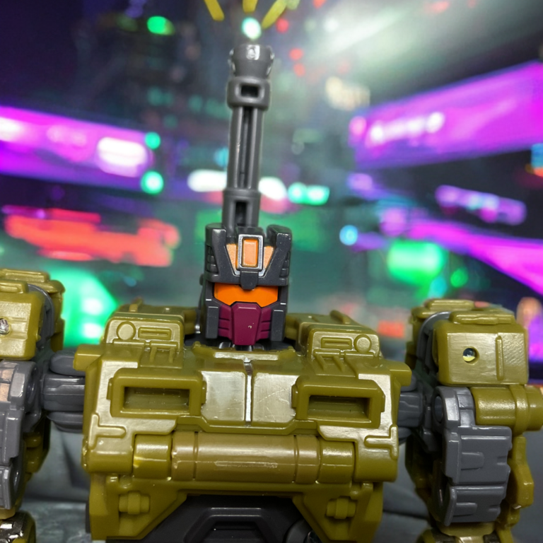 Nahaufnahme des Brustpanzers und der Decepticon-Insignien am Transformers Age of the Primes Combaticon Brawl Robotermodus.