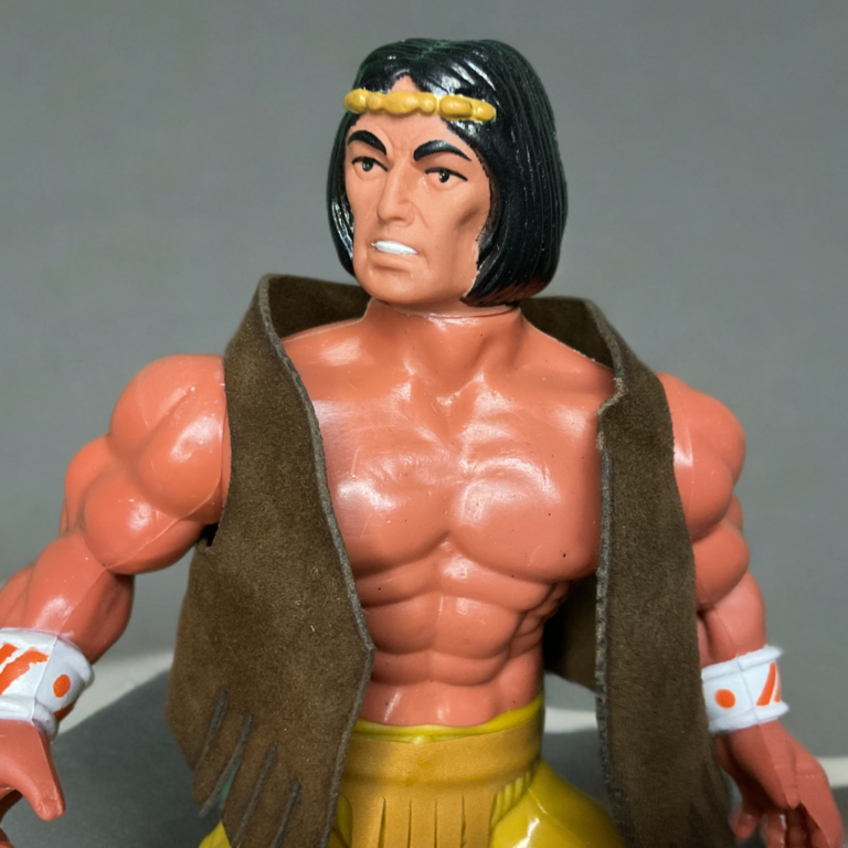 Gros plan de la figure vintage de Remco Arak sur un fond neutre.