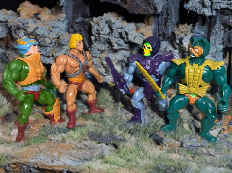 Collection de figurines vintage des années 1980 des Maîtres de l'Univers, comprenant He-Man, Skeletor, et des héros/villains classiques dans le style original de Mattel.