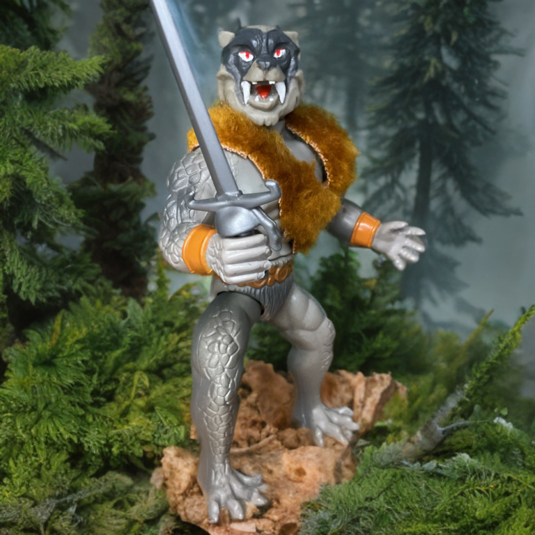 Pose agressiva da figura de ação Wolf Warrior da Remco 1982, focinho de lobo com presas abertas e olhos vermelhos, juba de pelo preto, corpo musculoso, colete de pelo marrom removível, espada prateada na mão, pés com garras e detalhes de pelo texturizado.