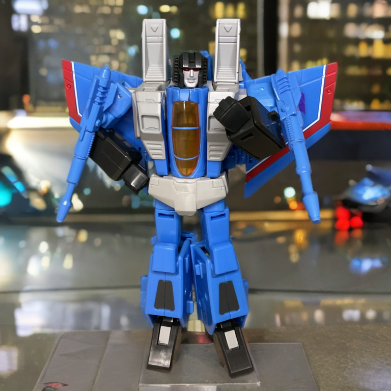 スタジオシリーズ サンダークラッカー ロボットモード フロントポーズ、ブルーの胴体にレッドの胸部通気口、シルバーのアクセント。.