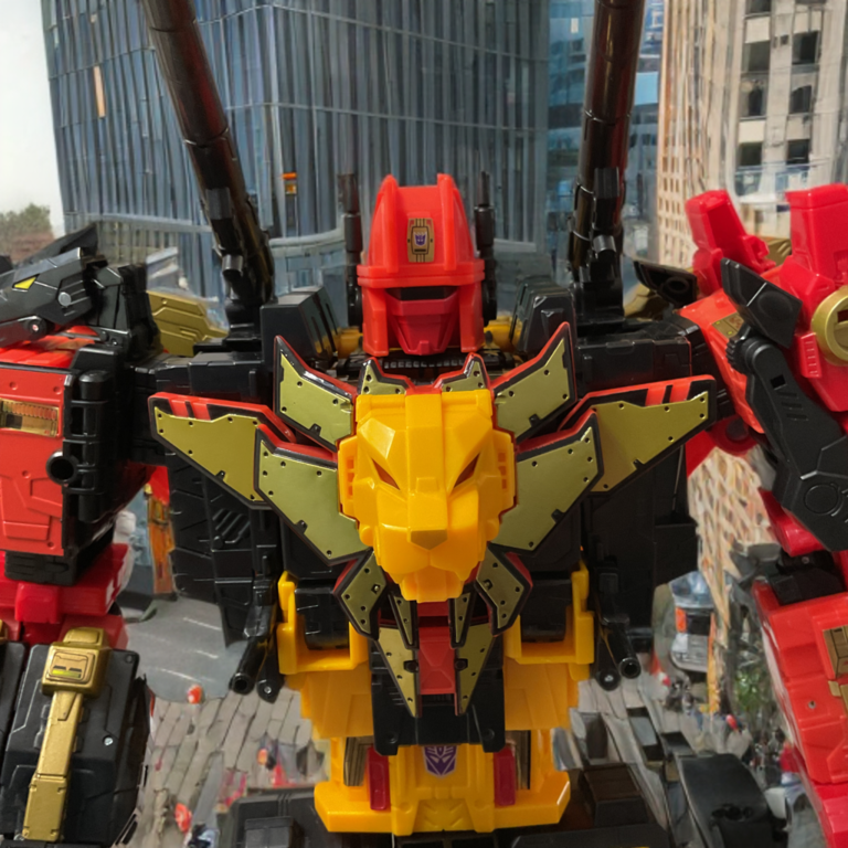Transformers Predaking Titan Class Schulterkanonen in Feuerposition.