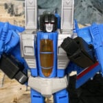 Transformers Studio Series 86 Voyager Thundercracker em modo robô completo, figura Decepticon azul e prata de The Transformers: O Filme.