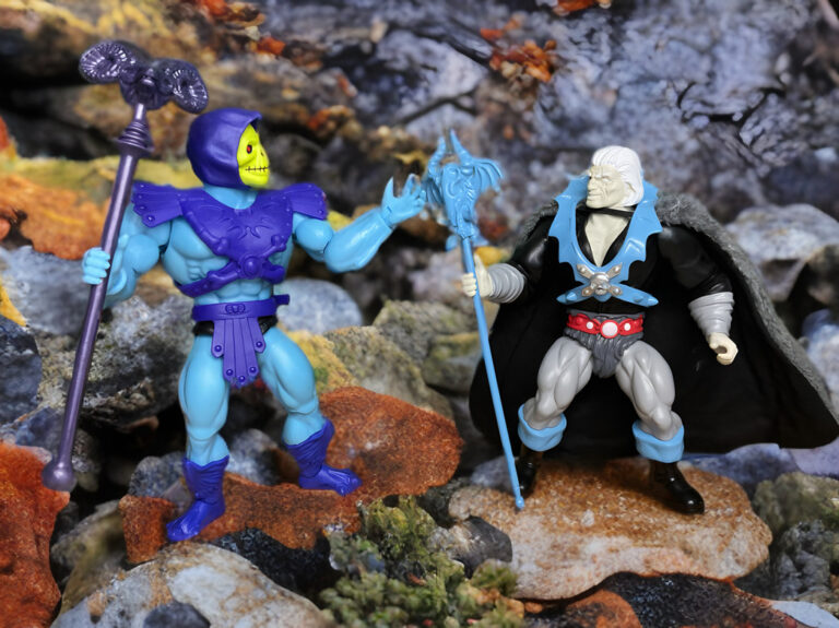 La figurine de Skeletor des Maîtres de l'Univers à côté de celle du méchant Oskuro de Legends of Dragonore Dark Lord pour comparer les personnages.