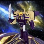 Transformers Decepticon Blitzwing em modo robô completo, armadura roxa e bege com detalhes em amarelo e visor vermelho, design clássico do G1.