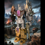 Metallischer Bruticus Combiner in Action-Pose mit goldenen, silbernen und violetten Akzenten, aufrecht stehend und mit gezogenen Waffen.