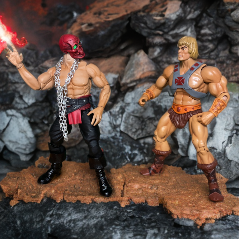 La figurine Grym The Executioner affronte la figurine MOTU Classics He-Man lors d'une confrontation dramatique.