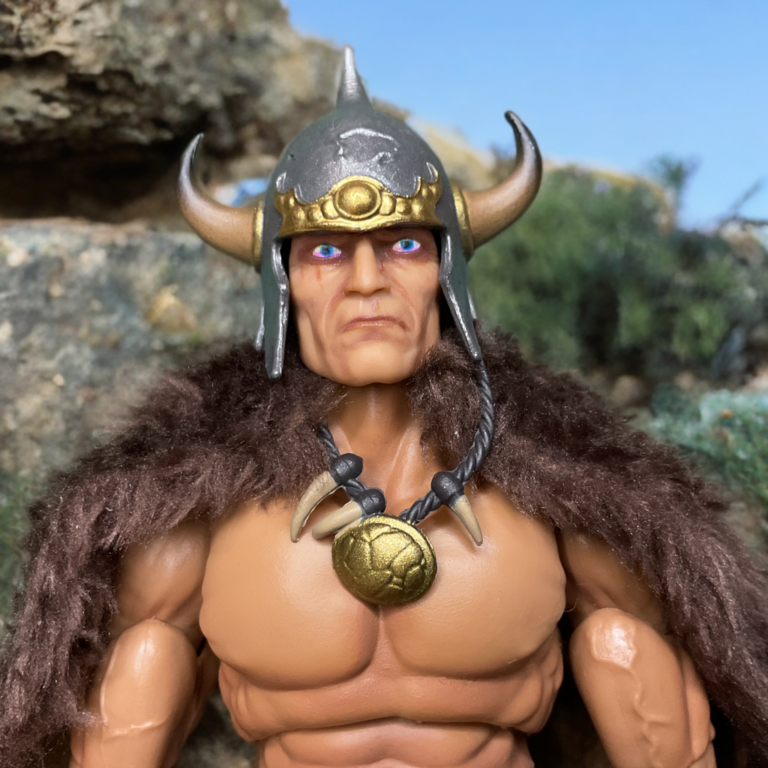 Close-up do capacete de guerreiro Savage Crucible Frazetta com chifres e detalhes intensos pintados, análise da figura de ação de fantasia.