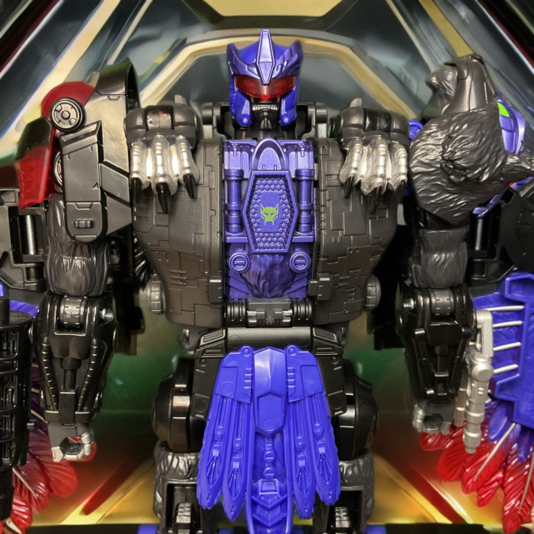 Close-up of Razorclaw’s detailed head sculpt and piercing eyes.