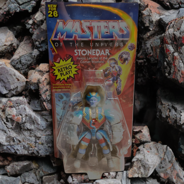 Figura de ação do Masters of the Universe Origins Stonedar na embalagem original em blister da Mattel Creations, com cartão cósmico e blaster incluído.