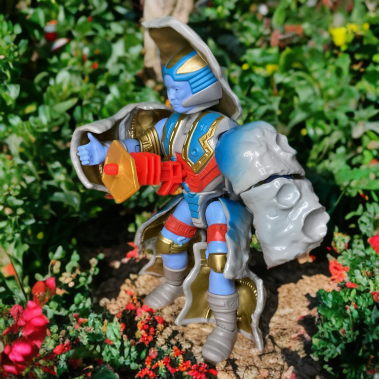 Figura MOTU Origins com blazer de luz portátil preso ao corpo como antena de radar.