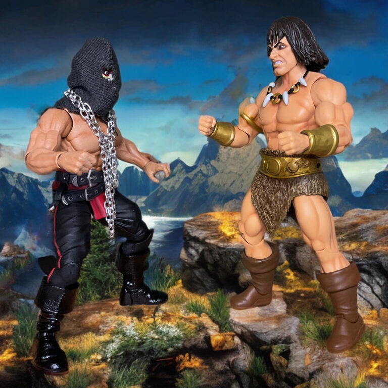 La figurine Grym The Executioner affronte l'édition de bande dessinée Super7 Ultimate Conan the Barbarian dans un combat épique.