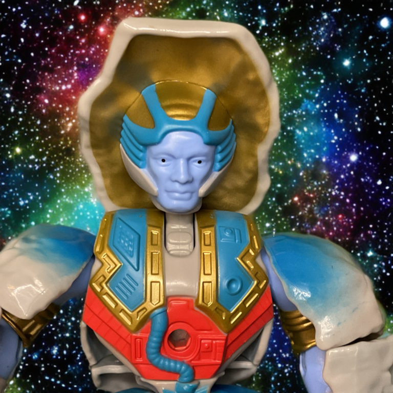 Close-up da escultura da cabeça da figura Stonedar MOTU Origins, mostrando a expressão calma e os detalhes do visor dourado.