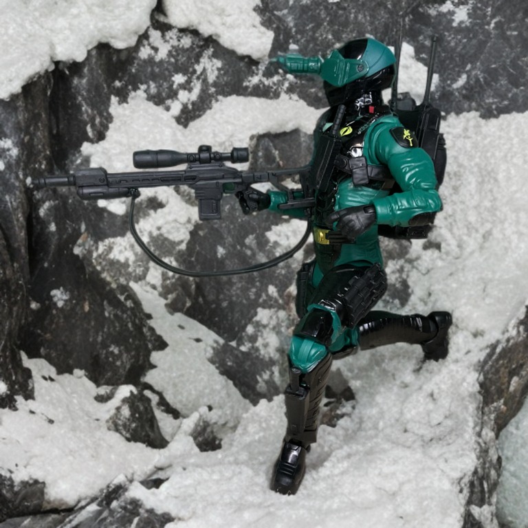 O G.I. Joe Classified Night-Viper posa de bruços com um rifle sniper preso ao cabo da mochila, perfeito para exibições de operações noturnas.