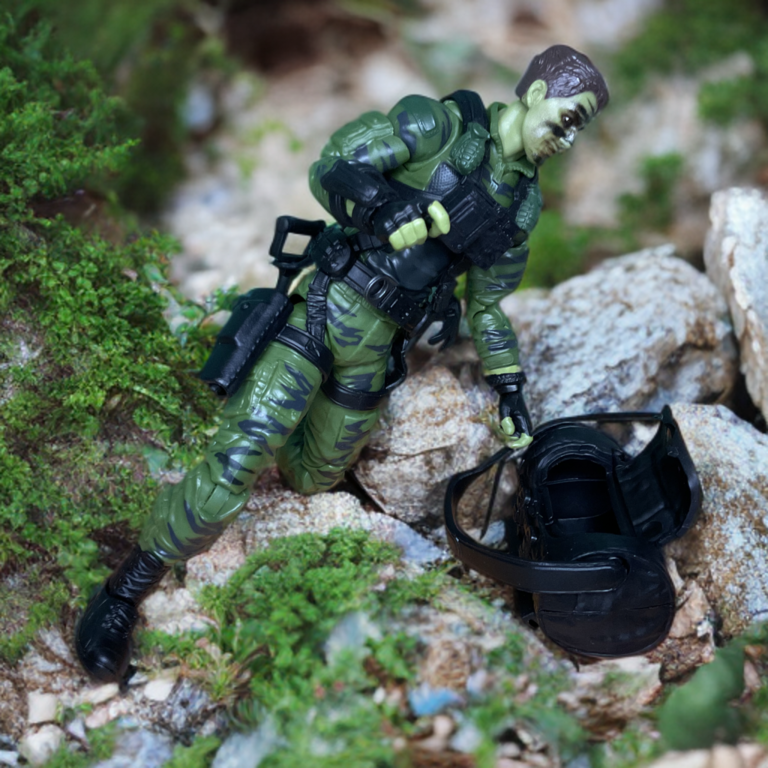 Close-up of G.I. Joe Classified Series figure accessories and tote bag details.