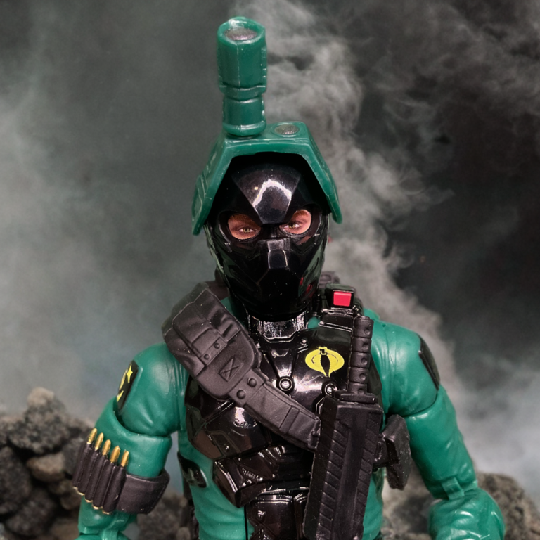 Close-up do capacete removível Night-Viper' com visor vermelho brilhante de visão noturna na figura G.I. Joe Classified.
