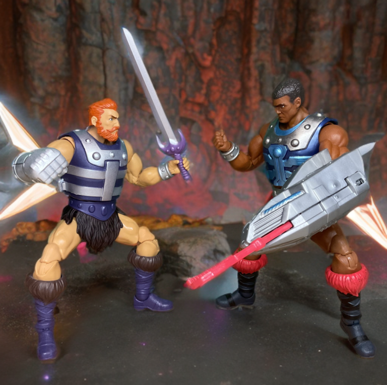 フィストとクランプ・チャンプのアクションフィギュアがおもちゃの宮殿の門の前に立っている。.