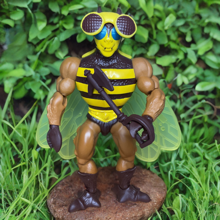 Buzz-Off MOTU avec l'accessoire inutile de la hache de guerre brune.