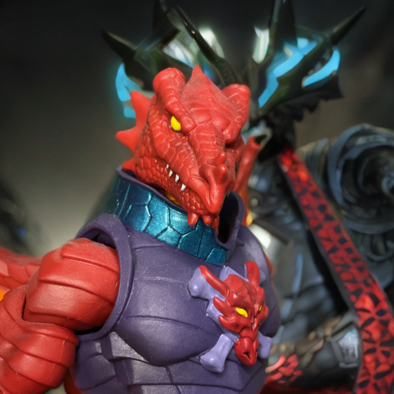 Gros plan sur la tête de la figurine Draego-Man, mettant en évidence son visage et ses cornes semblables à ceux d'un dragon.