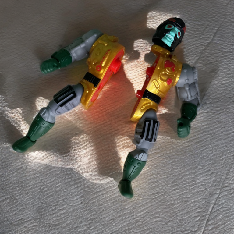 Figura de ação do Blast-Attak que se divide em duas metades.