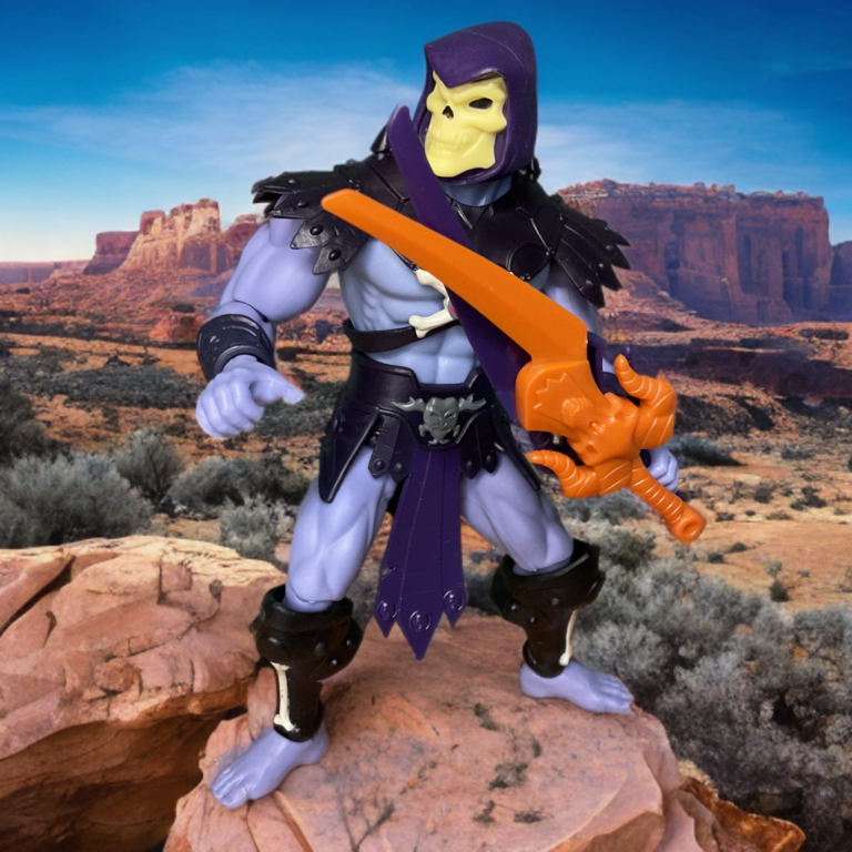 Skeletor holding the 200X combined double-bladed sword accessory.