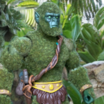 Moosmann-Actionfigur aus Masters of the Universe, die in einem üppigen grünen Wald in Eternia steht.