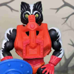 Stinkor aus Masters of the Universe wird von der Hüfte aufwärts gezeigt, wie er in einem trüben Sumpf steht und seine charakteristische orangefarbene Rüstung trägt.