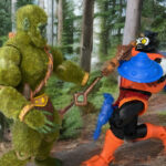 Moss Man gegen Stinkor im ultimativen aromatischen Showdown - Kiefernfrische kämpft gegen überwältigenden Gestank.