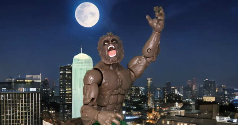 Man-Wolf-Actionfigur in voller Mondverwandlung, die den tragischen Fluch von John Jameson III aus den Marvel-Comics zeigt.
