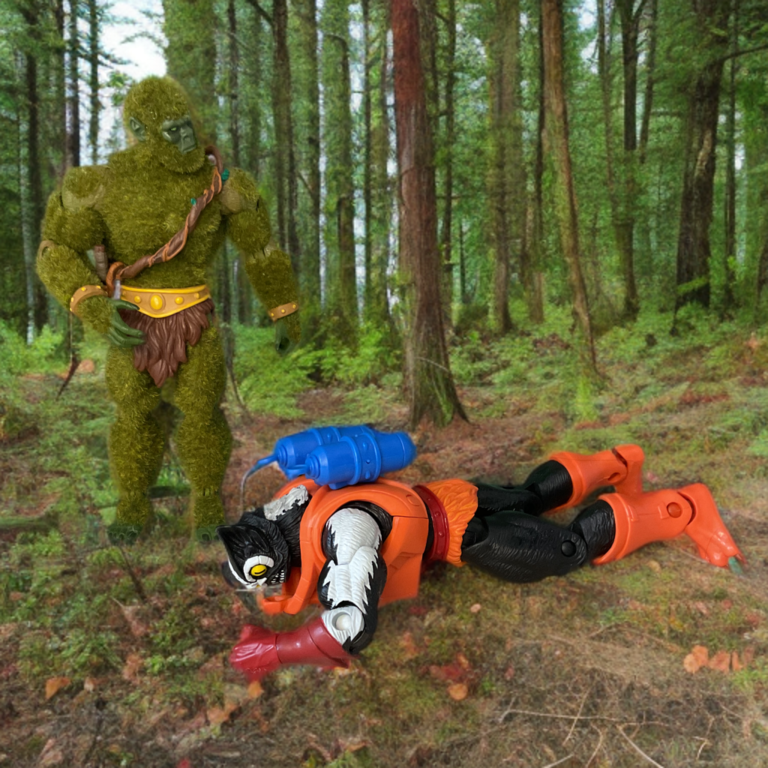 Moss Man vitorioso sobre um Stinkor derrotado deitado no chão. Pine derrota o fedorento nessa clássica cena de batalha do MOTU.