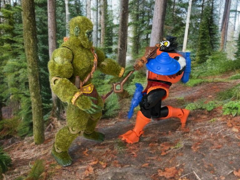 Stinkor desviando o golpe de maça do Moss Man com seu escudo durante seu confronto épico. Batalha de figuras de ação clássicas do MOTU - Fantasy Action Figures.