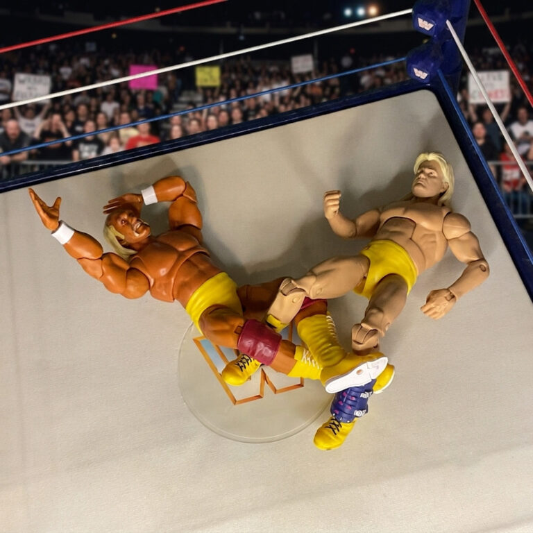 Greg Valentine prende o Figure-Four Leglock no avental do ringue.