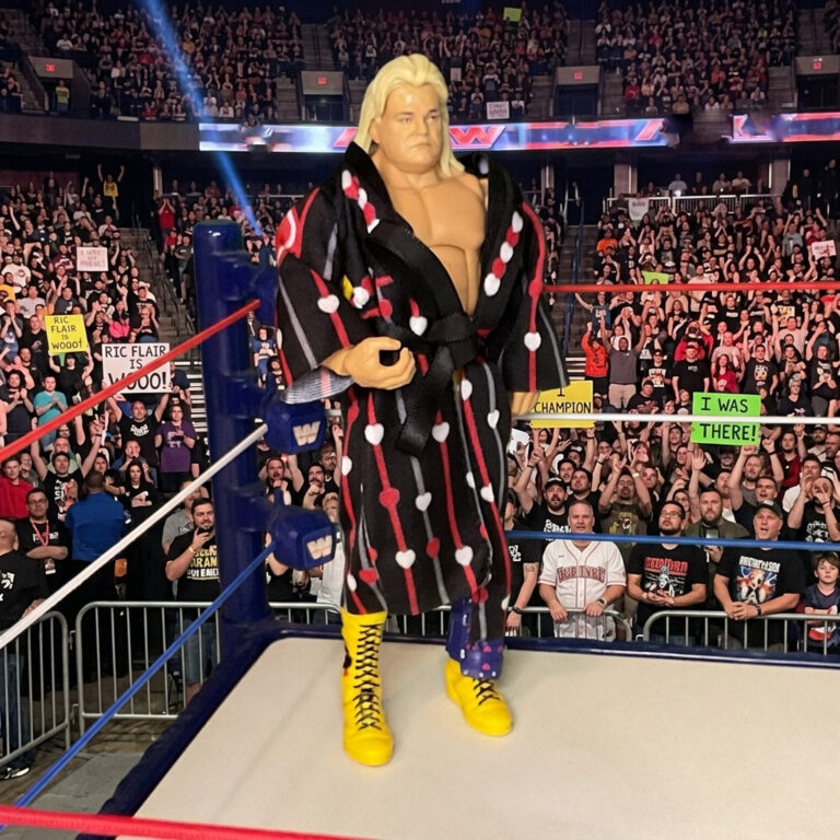 Figura de ação de Greg the Hammer Valentine com olhar intenso e anel do Hall da Fama, pronto para travar a hipotética luta dos sonhos.