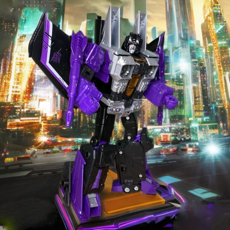 Un primer plano macro del esculpido de la cabeza de una figura de acción de Skywarp, que muestra sus ojos rojos y una mueca moldeada.