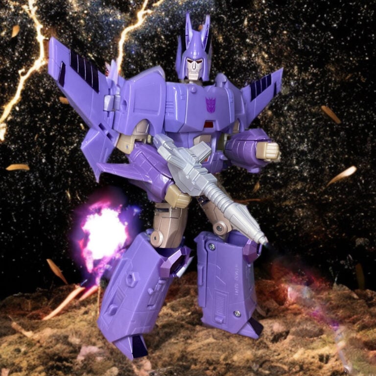 Un primer plano de estudio de una figura de acción púrpura de Cyclonus sosteniendo su rifle láser, cortesía de Fantasy Action Figures.
