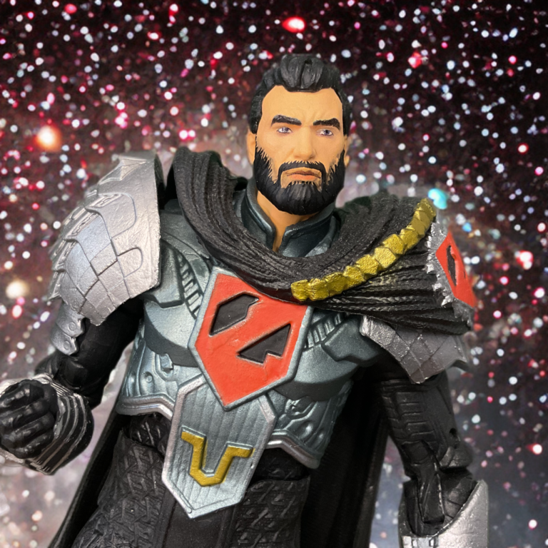 ゾッド将軍のアクションフィギュアの頭部のクローズアップ写真だ。.