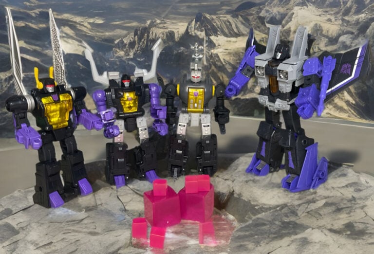 Skywarp mit Nullstrahlen und großen Energon-Würfeln aus der „Dramatic Capture“-Reihe steht zusammen mit den drei Insecticons da.