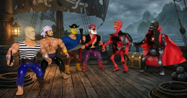 Ein Panorama-Studiofoto von sechs Actionfiguren aus den 1980er Jahren – Tattoo, Patch, Peg Leg, Cutlass, Ribs und Crossbones –, die in einer Reihe auf einem imposanten Piratenschiff angeordnet sind.