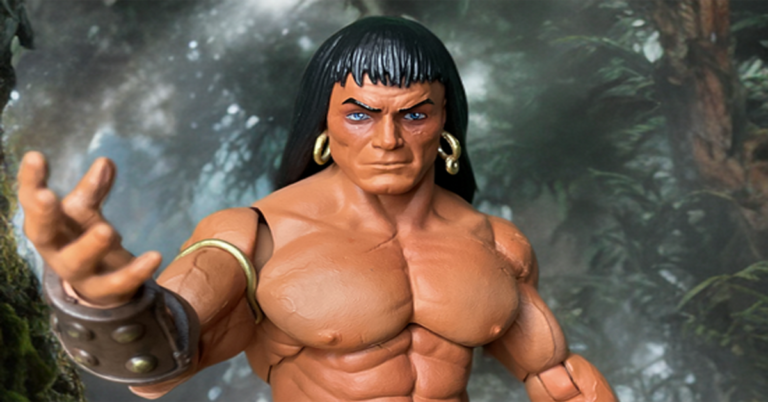 Eine detailreiche, muskulöse Fantasy-Barbaren-Actionfigur, inspiriert von Frank Frazettas Kunststil, mit markant geformtem Körperbau, langen schwarzen Haaren, goldenen Creolen, einem Lederlendenschurz mit goldenem Dolch und einer ausgestreckten Hand vor einer stimmungsvollen Dschungelkulisse.