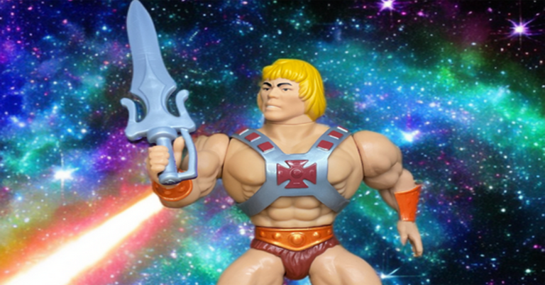 Eine He-Man-Actionfigur im Vintage-Stil aus den 1980er Jahren, die eine Brustpanzerung und ihren typischen pelzigen Lendenschurz trägt und ihr graues Plastik-Kraftschwert vor einem leuchtenden, kosmischen Weltraumhintergrund voller Sterne und grüner Nebel in die Höhe reckt.
